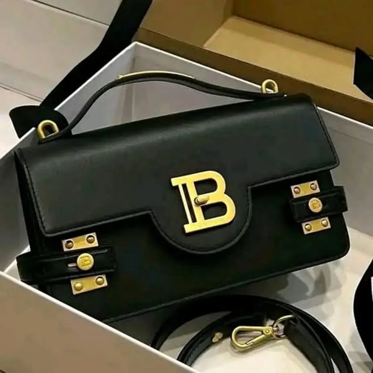 Handbags Liquidation Pallet, 200 Units, Brand New